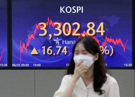 코스피가 사상 처음 3300선을 돌파한 지난 25일 서울 중구 하나은행 딜링룸 전광판에 코스피 종가 3302.84로 마감한 숫자가 보인다. 신인섭 기자