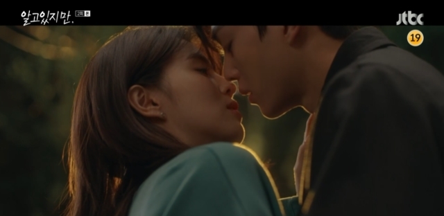 Han So Hee kissed Song Kang, who kissed another woman.In the second episode of JTBCs Saturday Drama I Know You (played by the garden of the play, directed by Kim Garam Jang Ji-yeon), which was first broadcast on June 26, Yunabi (Han So Hee), who develops a favorable feeling for Park Jae-eon without any hesitation, was portrayed.On this day, Friend Oh lightna of Yunabi (Yang Hye-ji) said, Park Jae-eon is a person who is not an aptitude. Thumb does not love.Its all thoroughly calculated, he warned.Yunabi tried to cover Park Jae-hyun, saying, Sometimes it is not that bad, but Oh Shin-na said, I know all the children.I do not think I will be deceived, but even if I show only 1% truthfulness, the dog does not want to love.Yunabi, however, did not stop his mind toward Park Jae-eon. Yunabi was swept away by Park Jae-eon again and made an appointment, and went to a club that did not enjoy it.But here Yunabi once again confirmed Park Jae-eons complicated female relationship, and was enthralled with jealousy: Yunabi decided to hit the iron wall on Park Jae-eon.The decision didnt last long. Yunabi rarely pushed it away when Park Jae-eon came forward. Yunabi said, This is going to be anyone.He was a light child, but he was dragged on and on. Even Yunabi dreamed of deepening heart, Park Jae-un and wild behavior.Yunabi had been late for a class that was important because of her wild dreams, and she suddenly started to have a period during the presentation.Yunabi hurriedly finished the announcement, and as soon as it was over, he left the classroom with the back of his pants as much as possible.Park Jae-eon, who took the same class, noticed Yunabi, who was following the Yunabi and tried to cover the blood.Yunabi took off his clothes and tied him to his waist, saying, Do you usually think this child is light?But Oh Lightnas warning continued: Things you feel special about may not be a big deal for her: Park is always kind to anyone.I have to burn myself, followed.Then, Yunabi called the next days meeting and said, Tomorrow, all the characters are coming. It is better for you to check quickly.Is Park Jae-eon really special to you? Yunabi, who was worried all night and peeked at Park Jae-eons personal SNS, decided to attend the meeting.Yunabi felt like a line was drawn to Park Jae-un, who replied to his senior who asked, What is with Yunabi?In addition to this, Park Jae-hyun said, Do you have to do love?If you do not love, you can not stay close, but do not even touch your eyes, do not stand close, and pretend not to know what you have buried. Yunabi decided to become a funny woman rather than clean up. Yunabi took the Friends to his house with Ohlightnas proposal.Then, Park Jae-hyun, who weighs other promises and second meetings, asked, I decided to have a drink with me at my house, but will you go?Park Jae-eon joined the second meeting instead of the promise.And during a break from the meeting, Yunabi found a loving couple in a room in his house.Yunabi, who misunderstood the sound of laughter as Park Jae-un, sent the two back and said, Im crazy. How can I get him?On his way home, however, Yunabi found Park Jae-eon kissing with a motive, and Park Jae-eon also met Yunabi with his eyes, and he hurried the girl inside.I just played it, I was a little sorry I didnt get caught, he said. You? You were sorry. I wanted to do it with you. I thought you were like me.
