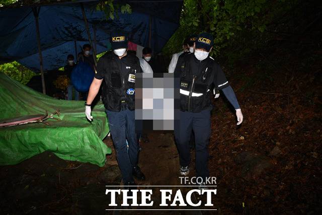 분당 실종 고교생이 7일만에 주검으로 발견된 28일 오전 경기 성남시 분당구 새마을연수원 인근 야산에서 경찰 과학수사대가 현장을 수습한 뒤 시신을 운구하고 있다. /분당=남윤호 기자