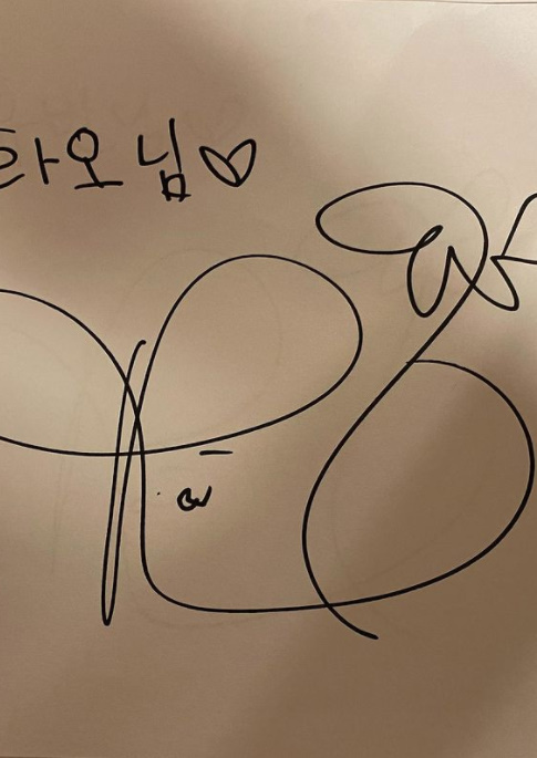 Daughters Favorite RoséYoon Jong Shin prepares for signing BLACKPINK Rosé for two daughtersToday on Friday, Yoon Jong Shin tweeted on Instagram: Daughters favorite BLACKPINK Rosé!!!Thanks to Rosé, a good gift to Lime Lao .. Thank you very much, Rosé Impressive is the figure of Rosé, who is drawing V, and Yoon Jong Shin, who smiles with white teeth.In particular, Yoon Jong Shin released a paper signed under the name of his two daughters Lime Lao.The two appeared together on JTBCs new entertainment program, The Sea of Wanted, and the first broadcast of the Sea of Wanted, starring Rosé, will air tomorrow at 9 p.m.Yoon Jong Shin SNS