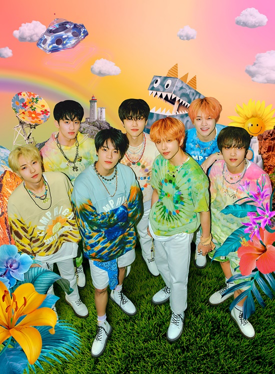 NCT DREAM Regular 1st album Repackage Hello Future will be released on various music sites at 6 pm on the 28th, and the title song Hello Future music video will also be available on YouTube and Naver TV SMTOWN channels at the same time.This title song Hello Future is a trap rhythm hip-hop dance song that combines powerful synth sound and ecstatic mood hook. If the lyrics continue to grow with a hopeful future that will come with the wound of war, it is enough to meet NCT DREAMs refreshing energy with the message that love and faith for each other will become more brilliant and solid.In addition, the electronic pop song Bungee (Bungee) which expresses the appearance of jumping into the arms of the opponent in comparison with the bungee jump, and the warm emotional R&B pop song Life Is Still Going On which compares the life to the ever-changing orgol, and contains the contents of sending the day in a precious and meaningful way. It is expected to attract music fans with its strong music color.Previously, NCT DREAM became the No. 1 domestic record and sound chart, No. 1 in the domestic music and sound charts, No. 8 in the music video YouTube, No. 1 in 37 regions around the world, United States of America World chart for the second consecutive week, and Japan Oricon Weekly album album. As it has achieved remarkable achievements in the global market such as chart number one, China QQ Music, Cougu Music, Cougar Music Digital Album sales chart number one, it is expected to be active as this repackaged album.Meanwhile, NCT DREAM Regular 1st album repackage Hello Future will also be released as a record today (28th).Photo: SM Entertainment
