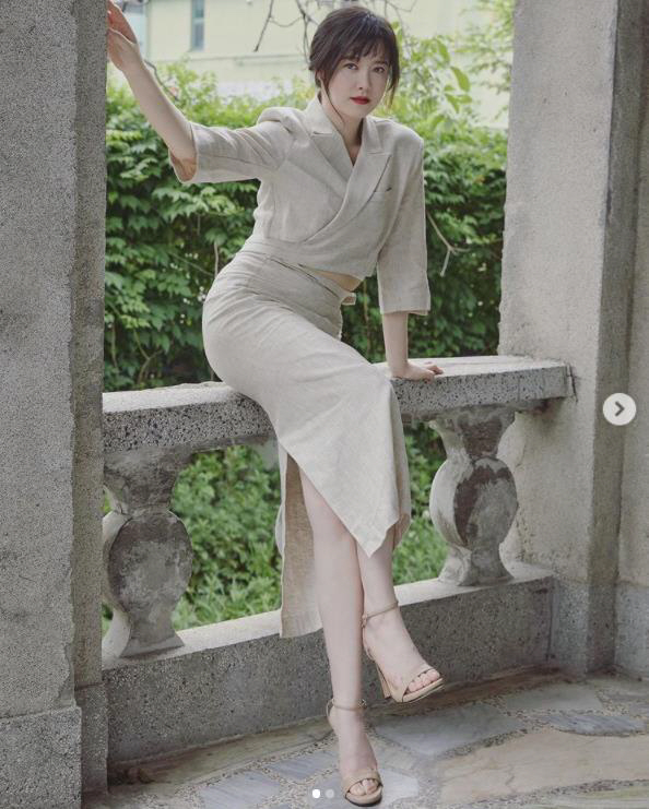 Actor Ku Hye-sun showed off her fairy-like lookKu Hye-sun posted a picture on his Instagram on the 29th with an article entitled Picture B Cut.The photo shows Ku Hye-sun taking various poses and facial expressions while taking pictures.Ku Hye-sun, wearing a linen-clad suit, boasted a Hwasa and innocent vibe.Meanwhile, Ku Hye-sun will play screenplay, directing and acting in the movie Dark Yellow. It is known that Ahn Seo-hyun, Lim Ji-gyu, Yeon Je-hwan and Yoon Hyuk-jin will appear in the film.