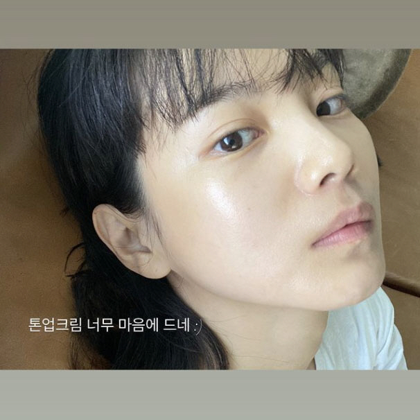 Actor Yoon Seung-ah also boasted a ceramic ware Skins in the super-neighboring Selfie.Yoon Seung-ah posted a picture on his 29th day of his Instagram story saying I like ton-up cream so much.The photo shows Yoon Seung-ah, who is filming Selfie; and Yoon Seung-ah, who is close-up his face to take a picture of himself with a tone-up.It was full of neatness.In this process, Yoon Seung-ah was impressed by boasting a ceramic ware skins without any blemishes as well as a clear eye.Meanwhile, Yoon Seung-ah actor Kim Moo Yeol and marriage in 2015.Yoon Seung-ah is now communicating with the public through his personal YouTube channel sense of victory.Recently, the Yoon Seung-ah Kim Moo Yeol couple has gathered a topic by unveiling a four-story building with a 100-pyeong size in Yangyang, Gangwon Province