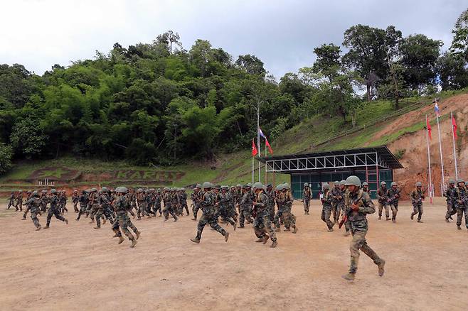 지난 12일(현지시각) 버마-타이 국경 까레니군 냐무 본부의 군사훈련장. 냐무/정문태 국제분쟁 전문기자