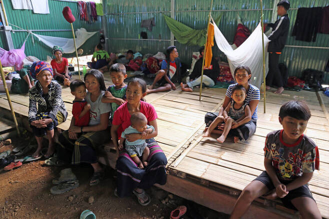 지난 12일(현지시각) 버마-타이 국경 도노꾸 마을 인근 밀림에 닿은 샤도 출신 피난민들. 냐무/정문태 국제분쟁 전문기자