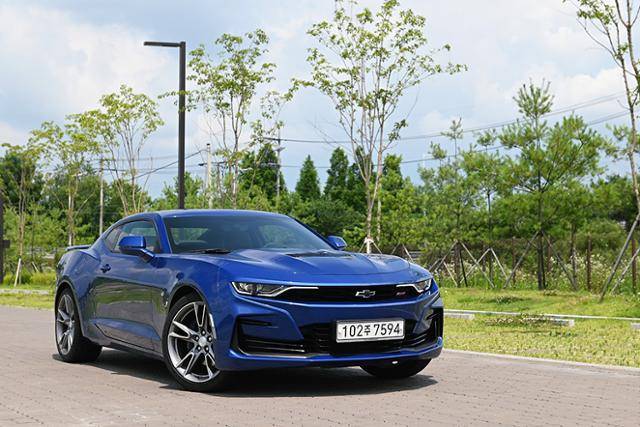 쉐보레의 스포츠카 '카마로 SS’의 연비 측정을 위해 자유로로 향했다.