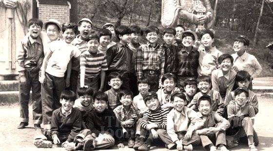 윤석열 전 검찰총장의 대광초 시절 모습. 뒷줄 좌측에서 네번째, 입을 크게 벌린 어린이가 윤 전 총장이다.
