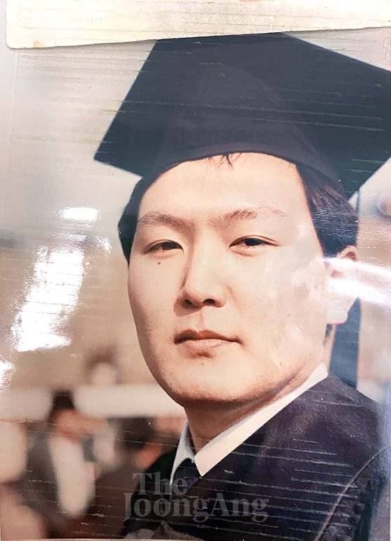 윤석열 전 검찰총장의 서울대 법대 졸업식 사진.