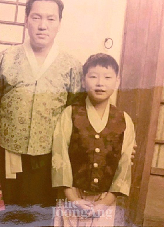 윤석열 전 검찰총장이 아버지와 함께 한복 입고 찍은 사진.