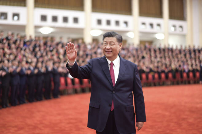 시진핑 중국 국가주석이 지난 29일 베이징(北京) 인민대회당에서 당과 인민에 큰 공헌을 한 당원 29명을 선정해 처음으로 ‘7·1 훈장’을 수여한 자리에서 손을 흔들고 있다. [AP]