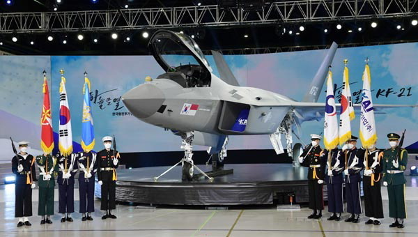 지난 4월 9일 경남 사천시 한국항공우주산업(KAI) 고정익동에서 한국형전투기 보라매(KF-21) 시제기 출고 퍼포먼스가 진행되고 있다. 연합뉴스