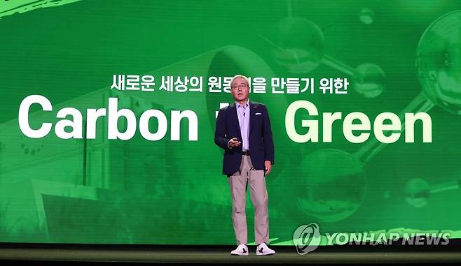 SK이노 "탄소에서 그린으로" (서울=연합뉴스) 서명곤 기자 = 1일 오전 서울 여의도 콘래드호텔에서 열린 'SK이노베이션 스토리 데이(Story Day)' 행사에서 김준 총괄사장이 중장기 핵심 사업 비전 및 친환경 전략에 대해 발표하고 있다. 2021.7.1 seephoto@yna.co.kr