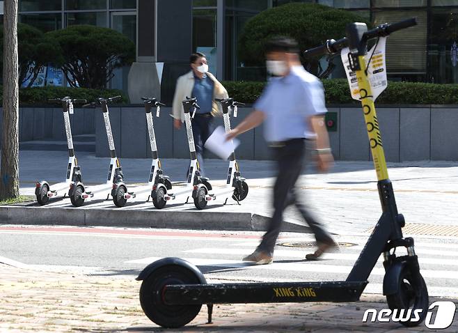 도로교통법이 개정으로 헬멧이나 면허 없이 전동 킥보드를 타면 이용자에게 범칙금이 부과되면서 전동킥보드 이용이 감소하고 있다. 2021.5.25/뉴스1 © News1 신웅수 기자