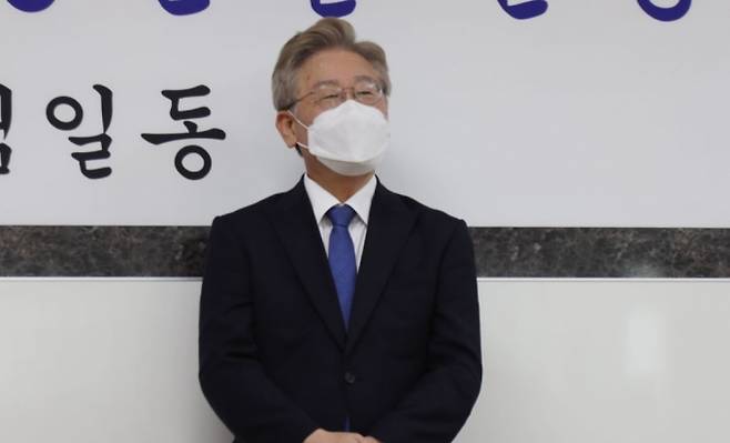 이재명 경기도지사가 안동 유림대표와 지역 어르신들을 만나 대통령 출마의지를 밝히고 있다. (권기웅 기자) 2021.07.02