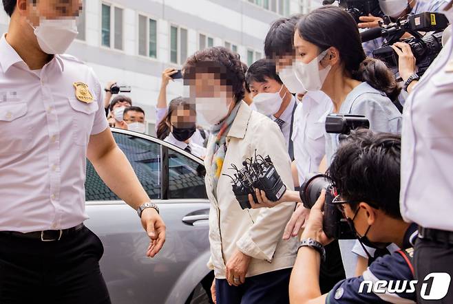 (의정부=뉴스1) 박세연 기자 = 의료법 위반과 특정경제범죄 가중처벌 등에 관한 법률상 사기 혐의를 받는 윤석열 전 검찰총장의 장모인 최모씨가 2일 오전 경기도 의정부시 의정부지방법원에서 1심 선고에 공판에 출석하고 있다. 최모씨는 이번 재판에서 징역3년을 선고 받고 법정구속됐다. 2021.7.2/뉴스1