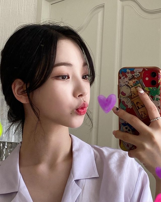 Girl group Aespa member Karina (real name Yoo Ji-min and 21) showed off her superior goddess beauty.Karina released selfie photos to fans on the Aespa official Instagram on the 1st.Karina, dressed in a light purple shirt with a mirror selfie, looks cute with her mouth open as she looks at the camera.The beauty of Karinas transparent skin, large eyes, stiff nose, and small face, which is as good as CG, is admirable.The cartoon Changgu cant be done Case. The netizens responded with heart emoticons.