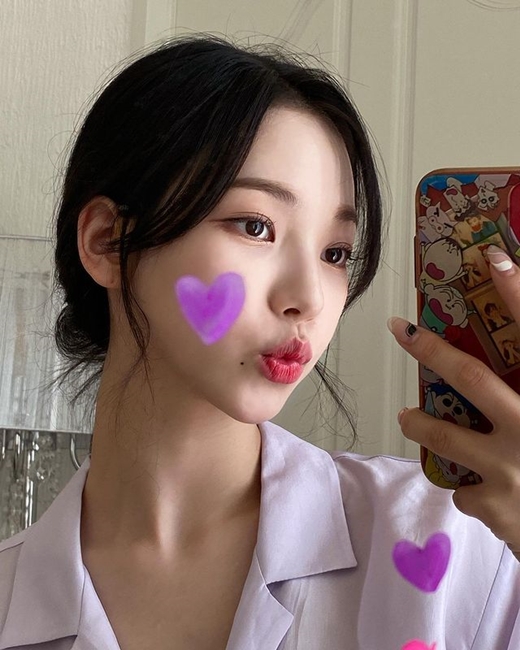 Girl group Aespa member Karina (real name Yoo Ji-min and 21) showed off her superior goddess beauty.Karina released selfie photos to fans on the Aespa official Instagram on the 1st.Karina, dressed in a light purple shirt with a mirror selfie, looks cute with her mouth open as she looks at the camera.The beauty of Karinas transparent skin, large eyes, stiff nose, and small face, which is as good as CG, is admirable.The cartoon Changgu cant be done Case. The netizens responded with heart emoticons.