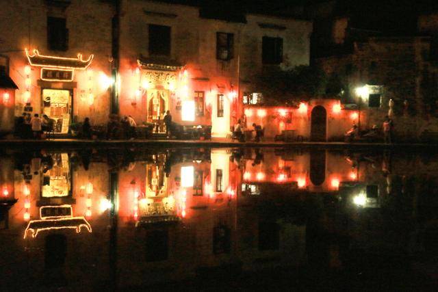 안후이성 황산시 이현 굉촌의 홍등이 월소 호수에 비치고 있다. ⓒ최종명