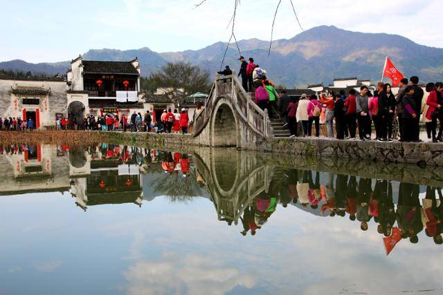 남호 다리를 건너 굉촌 마을로 들어선다. ⓒ최종명