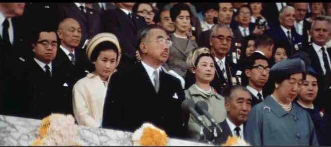 제124대 히로히토 일왕이 1964년 10월 10일 아시아 첫 대회인 도쿄올림픽의 개회를 선언하고 있다.