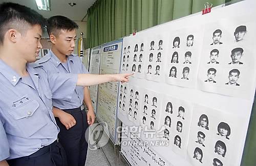 1998년 탈옥수 신창원의 다양한 모습 (서울=연합뉴스) 이진욱 기자 = 탈옥수 신창원에 대한 검거작전이 미궁에 빠진 가운데 경찰청은 전국 각 경찰서에 신창원의 다양한 변장 몽타주를 배포, 일선 경찰관들에게 교육시키고 있다. 1998.8.4
<저작권자 ⓒ 2009 연합뉴스. 무단전재-재배포 금지.>