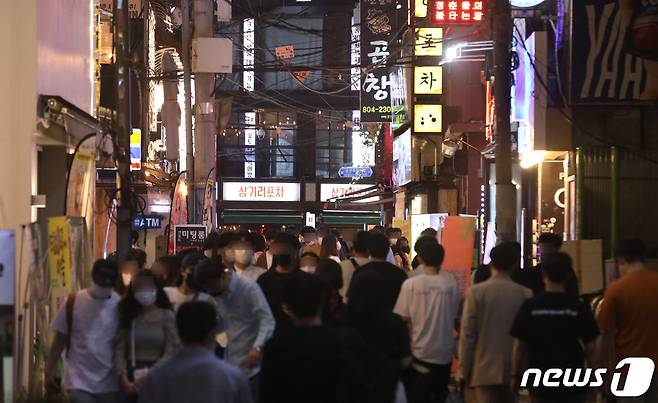 21일 오후 부산 부산진구 서면 술집거리가 인파로 북적이고 있다. 6월 21일 부터 7월 4일까지 부산지역의 2주간 유흥주점 시간제한 전면 해제된다. 2021.6.21/뉴스1 © News1 여주연 기자