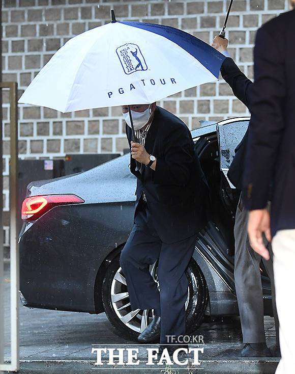 장맛비를 뚫고 권영세 의원을 만나기 위해 도착한 윤석열 전 검찰총장.