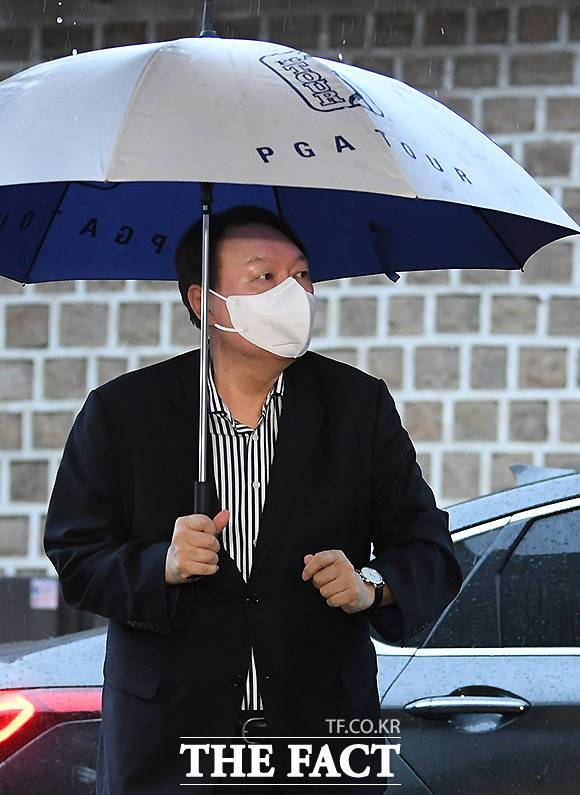 그의 손에 들린 건 'PGA TOUR' 골프 우산.