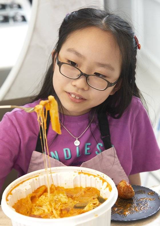 소중 맛 평가단 3인방이 로제소스 열풍의 주역 로제 떡볶이를 브랜드별로 맛보고 솔직하게 평가해 봤다.