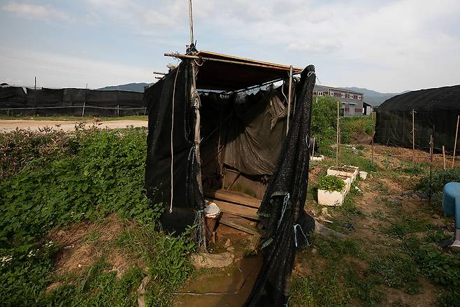 여성 이주노동자 3명이 각각 15만원의 월세를 내고 사는 숙소에 딸린 화장실. ⓒ시사IN 이명익