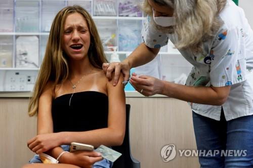 코로나19 백신 맞는 이스라엘의 청소년 [로이터=연합뉴스 자료사진]