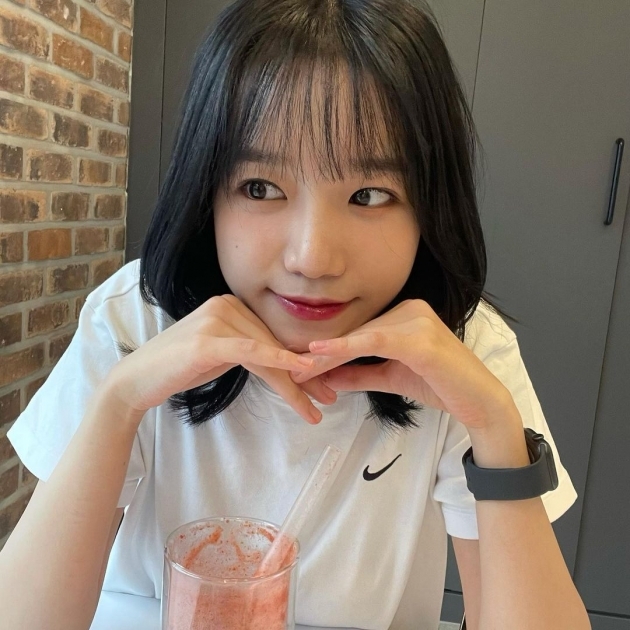 Jo Yu-ri from group IZ*ONE showed off her cute charm.Jo Yu-ri posted a photo on her Instagram on the 6th with an article entitled I hate vegetables; in a photo posted together, Jo Yu-ri went to a cafe.I am smiling at the red drink, and I am lovely to see you staring at me with your chin on your chin. Jo Yu-ri, who hates vegetables, smiles at the food.Jo Yu-ri made his debut as a member of the group IZ*ONE through Mnet Produce 48, which aired in 2018, and IZ*ONE officially finished its career in April.