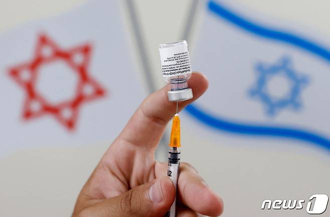 이스라엘 의료진이 2021년 7월 5일 화이자 백신 접종을 준비하는 모습. © AFP=뉴스1