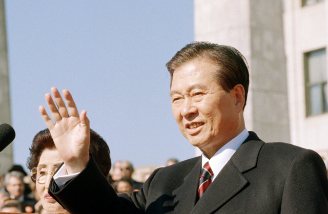 1998년 2월 25일 김대중 대통령이 여의도 국회의사당에서 열린 제15대 대통령 취임식을 마치고 관중들을 향해 손을 흔들고 있다./연합뉴스