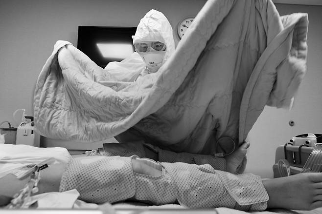 음압병실 안에서는 모든 행위가 매우 신중하게 이루어진다. ⓒ박기호