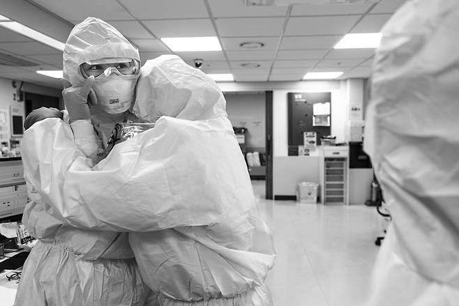 의료진은 서로 위로하며 힘을 낸다. ⓒ박기호