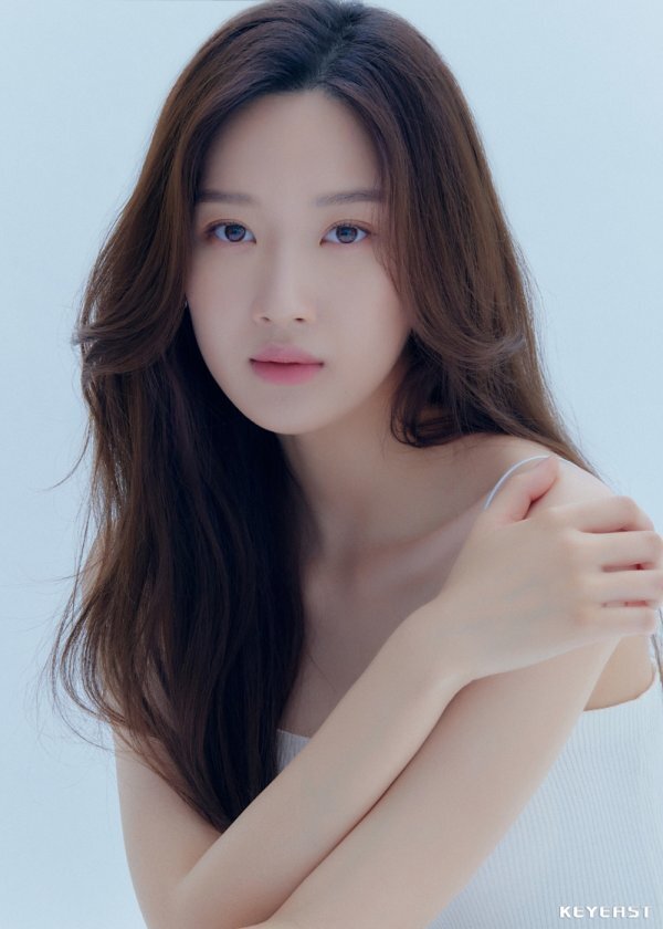 A new Profile photo of Actor Moon Ga-young has been released.Moon Ga-young in the public photo is wearing a natural hair style and a white sleeveless costume, showing off her sophisticated charm, and boasting a clean and clean beauty.In the close-up cut, which cuts through black and white photographs and creates a deeper atmosphere, the veil-like jaw line and the sharp nose are admirable.In addition, in the cut that stares at the camera with a dreamy expression, it makes the visuals and fascinating sexy stand out even more.Moon Ga-young, who boasted of the goddess beauty of revealing a new profile image like this one movie, is currently struggling to select the next work.