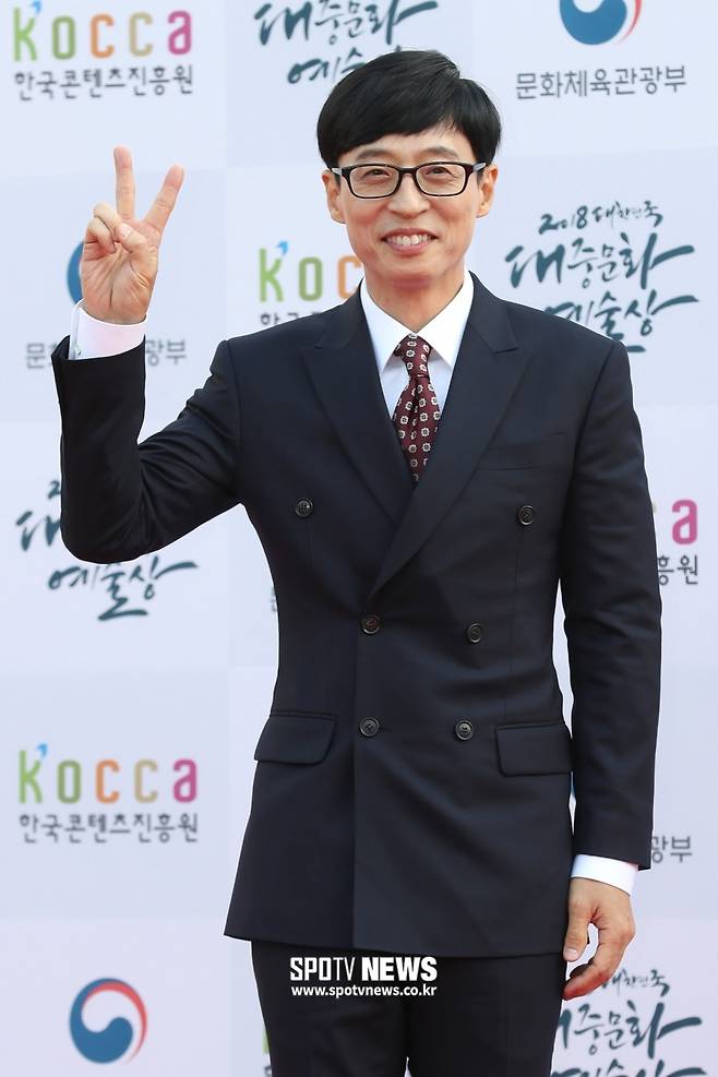 Broadcaster Yoo Jae-Suk heads to Kakao EntertainmentAccording to the 6th coverage, Yoo Jae-Suk recently decided to choose Kakao Entertainment (hereinafter referred to as Kakao Enter).Yoo Jae-Suk is currently in final discussions on how to open a bird nest on a label under Kakao Enter.Yoo Jae-Suk, whose FNC Entertainment (hereinafter referred to as FNC) and Exclusive contract expire in July, decided not to renew the contract after a long discussion.Having first signed an Exclusive contract with the FNC in July 2015, he re-signed once in July 2018, three years later.Three years later, I decided to go my own way without renewing my contract anymore.Yoo Jae-Suk decided to go to Kakao Enter after a long discussion.Recently, Kakao, called entertainment industry dinosaurs due to aggressive investment, has become a bigger tectonic change in the industry with Yoo Jae-Suk.