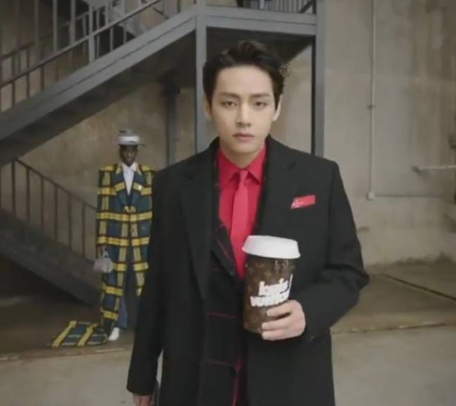 뱀파이어 뷔는 루이 비통을 입는다..방탄소년단 뷔, 레드&블랙+태형=게임 끝