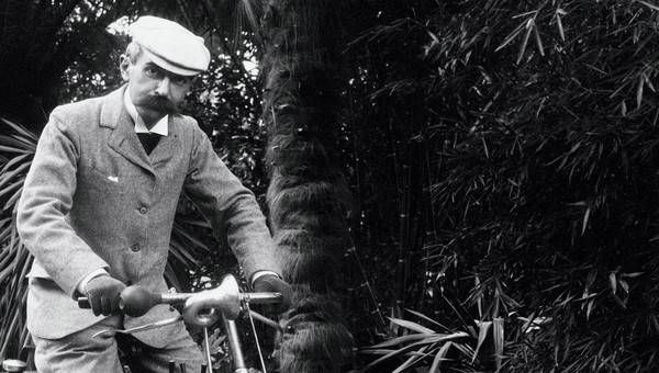 사진= 자전거를 타고 있는 쿠베르탱 남작, IOC