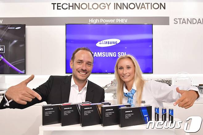 삼성SDI의 전기차 배터리를 모델들이 소개하고 있다.© 뉴스1