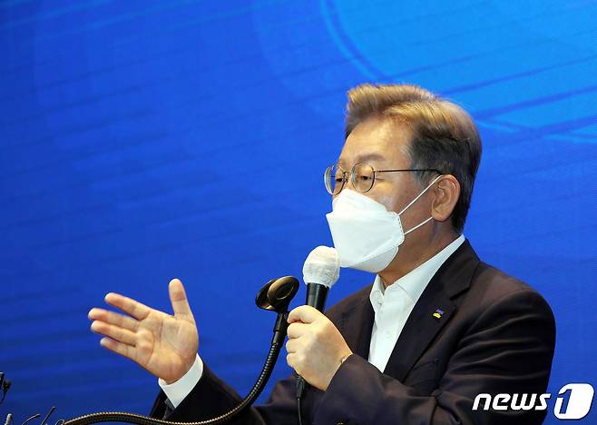 이재명 경기도지사가 6일 오전 서울 여의도 글래드호텔에서 열린 ‘부동산 시장법 제정’ 국회토론회에서 환영사를 하고 있다. 2021.7.6/뉴스1 © News1 구윤성 기자