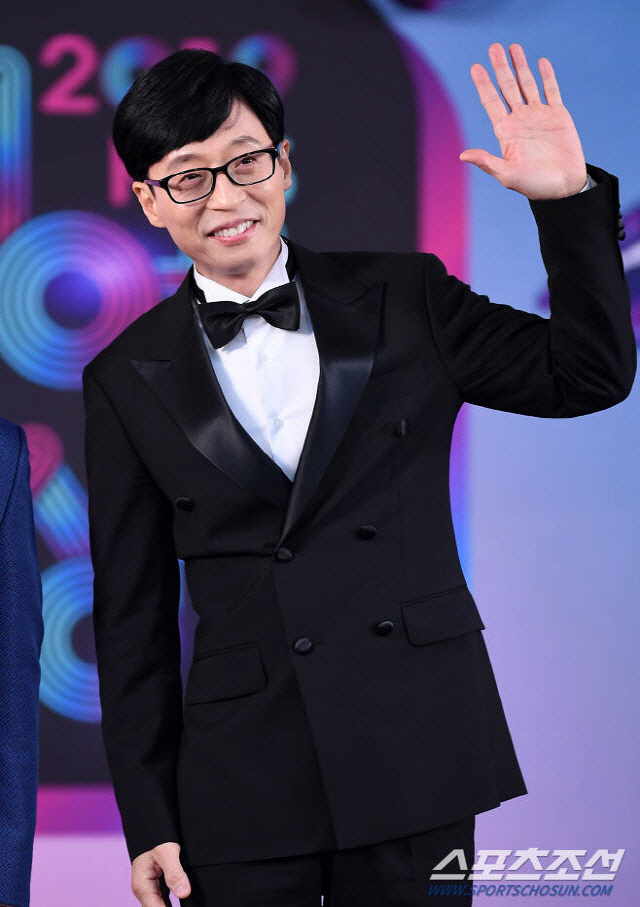 ..Yoo Jae-Suk, FNC Leaves Kakao Focus on the Possible  1 FactorSuper large FA fish and National MC Yoo Jae-Suk is Lee Juck as Kakao Entertainment, and his tremendous ransom is gathering attention.Yoo Jae-Suk will expire its exclusive contract with FNC Entertainment, which has been accompanying for six years on the 15th.FNC Entertainment said, We respect the doctor of Yoo Jae-Suk who wants a new challenge at the end of the discussion and end the management work and support each others future in their respective positions. I am grateful to Yoo Jae-Suk, who has been active with us as a entertainer for six years.Yoo Jae-Suk, who left the FNC, is said to have made a direct direction to sign exclusive contracts with other management, not a one-person agency.Especially, it contacted the label under Kakao Entertainment, and it was known that this label is Antenna Music, which belongs to Yoo Hee-yeol and Jung Jae-hyung, who are close friends with Yoo Jae-Suk.However, Antenna Music said, I have discussed with Yoo Jae-Suk, but nothing has been confirmed yet.Yoo Jae-Suks ransom ahead of agency Lee Juck is 10 billion KRWIt is estimated to be original.Yoo Jae-Suk, the top of the Korean entertainment industry, has been the top entertainer for more than 10 years, so his body value is the value of calling.Especially in 2015, when Yoo Jae-Suk announced the signing of exclusive contract with FNC Entertainment, money was poured from the stock market to FNC Entertainment.At that time, FNC Entertainment also made 78 billion won in profits in half a day after announcing the recruitment of Yoo Jae-Suk.Kakao Entertainment is being called an industry dinosaur with aggressive investment in the entertainment industry.It is expected to have a greater influence due to the recruitment of entertainment 1st factor Yoo Jae-Suk.
