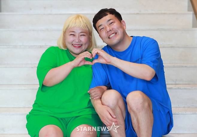 Kim Min-ki and Hong Yoon Hwa met with TVN entertainment Comedy Johny Hendricks in the third quarter on the 6th and conducted an interview.The two have recently emerged as Wannabes of the MZ generation, running a number of entertainment and YouTube channels as well as appearing in the Comedy Johny Hendricks corner Super Car Couple Begins.He appeared in No.1 Cant Be and attracted attention with his daily life. However, some viewers point out that they are a little excessive.Hong Yoon Hwa said, In fact, I think I over-set it to make it fun when I was shooting recently, and the (titles) burden of being a comedian couple was great.I tried to draw something interesting with a character, and there is a bit of a hard part when I actually shoot it. He said, We thought it was fun to watch the broadcast, but the people who watched it seemed a little uncomfortable. I wanted to not laugh too much when I watched the broadcast.I am upset that the fun element is out of direction. I think it is because I am trying to show a comfortable appearance for the first time. Lee Eun-hyung said, We are familiar with the public gag stage, so we will not be familiar with (general) variety and entertainment. When we come out, we laugh and laugh.I think (Hong Yoon Hwa Kim Min-ki) will be familiar with it soon. 