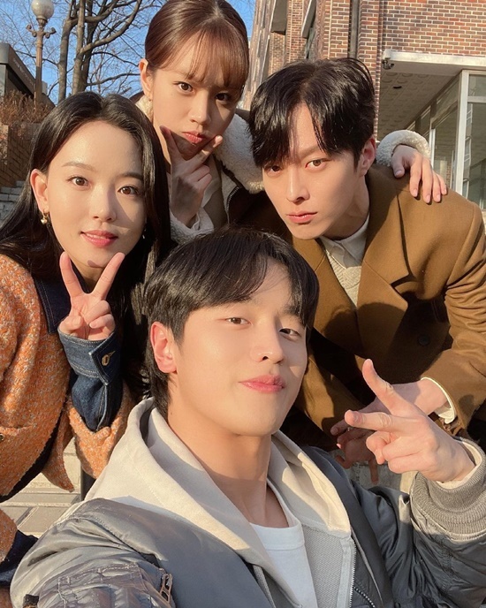 On the 7th, Kang Han-Na posted two photos on his Instagram with an article entitled Tonight TVN # Falling Together.Kang Han-Na attracted attention by raising cute rabbits, Chick, puppy, and fox emoticons for each character of Hyeri, Jang Yong and Kim Do Wan who are appearing together in Kang Dongja.Kang Han-Na in the photo is smiling at the camera with a friendly face with Hyeri, Jang Yong and Kim Do Wan.So the netizens are this is so cute, I love you, Gandong Girls, Rabbit Hye Sun, Chick Dam,I left a comment saying Emoticon Cute and smiled at the unity of Actors who felt steamy.On the other hand, Kang Han-Na is playing the role of former Gumi Ho Yang Hye-sun, who became a strange but lovely human being in the TVN drama Photo: Kang Han-Na Instagram