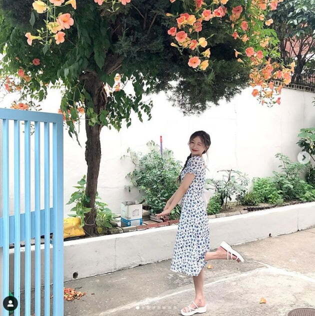 Girl group Lovelyz Ryu Su-jeong told her fresh routine.Ryu Su-jeong posted a picture with a heart emoji on her Instagram on Saturday.Inside the picture is a picture of Ryu Su-jeong standing under a tree wearing a floral dress.It also showed a youthful charm through a lovely photo taken with Yoo Ji-ae.Meanwhile, 2014On November 12, he debuted to the music industry with the title song Candy Jelly Love, the first regular album Girls Innovation.Photo: Ryu Su-jeong SNS