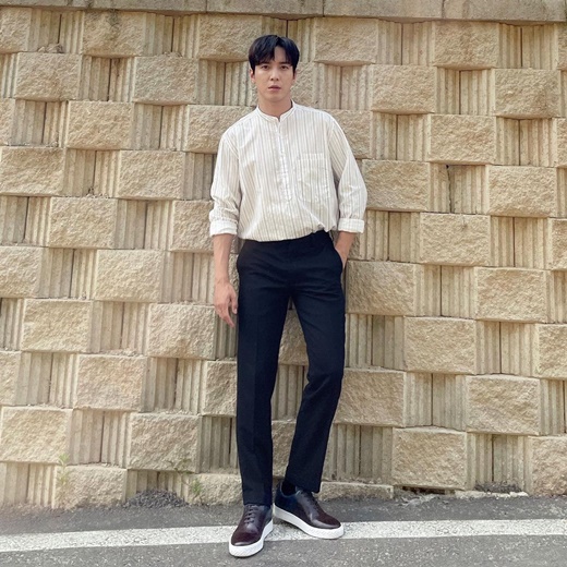 Singer and Actor Jung Yong-hwa boasted of warmth.Jung Yong-hwa posted two photos on his Instagram on the 8th, adding a shoe brand account with an advertising hashtag.The photo shows Jung Yong-hwa posing chicly with one hand in his pants pocket.Jung Yong-hwa, who had her hair neatly down, wore a neat straight slacks on a striped-patterned Henryneck shirt - a failureless black-and-white combination.In addition, I gave a point with leather sneakers and finished the dandy styling.The netizens who watched the photos responded such as Brothers Best and Shoes Jung Yong-hwa.On the other hand, Jung Yong-hwa appeared in the KBS 2TV drama Daebak Real Estate which recently ended.