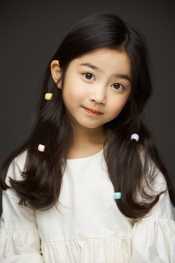 Child Actor Im Soo-jung was cast in Spicy Doctor Life 2 through Actor and Learning Kids Center.He breathed in the drama with Yoo Yeon-seok and Shin Hyun-bin, and gave a deep echo to the A house theater.Im Soo-jung appeared as a girl, Chae Eun (Im Soo-jung), who had undergone liver transplant surgery in the first episode of TVN drama Sweety Doctor Life 2 broadcast on the 17th, and touched the hearts of Ahn Jung-won and Shin Hyun-bin and gave impact to viewers.Looking out of the window with an expressionless look, Chae Eun did not respond to the greetings of Ahn Jung-won, and did not respond to her mothers statement that the teacher came.Then, while Ahn and his mother checked their health status, Chae Eun looked up at the stables and surprised everyone by asking, How old can I live?He said, My mother asks you every day, how much can Chae Eun live with a new liver?The stableman was embarrassed for a moment, but he came close to Chae-eun, holding his mind. I dont know, but Ill probably live longer than you.Do you understand? Chae said, and nodded his head as if he were small and relieved, making the atmosphere warm.Meanwhile, Im Soo-jung is building up a filmography of the next song, appearing on TVN Spicy Doctor Life 2, the drama JTBC Flying Butterfly, the movie SO LONG SEE TOMORROW, South of Eden, and The Way to Home.Im Soo-jung, who is well received for his intense visuals and stable acting that can not be taken away from him.He is just stepping up as an Actor, and it seems that there is not a long chance to announce the Actor Im Soo-jung.