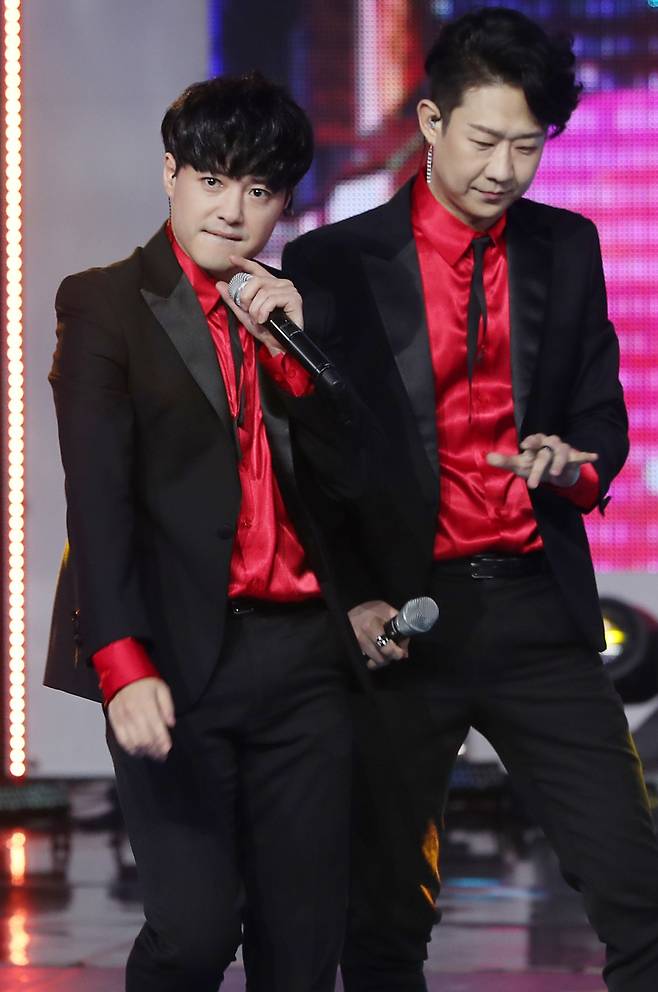 According to the Korean Intellectual Property Office, Exposure vitamin filed for trademark rights under the name N.R.G., New Radiancy Group on May 23, 2019, but was rejected because one person cannot apply for the name of the entertainer group.Since then, Exposure vitamin has been rejected again on February 28, 2020, when he applied for trademark rights with Chun Myung-hoon.The Korean Intellectual Property Office is said to have said that there is no evidence that all NRG group members have consented or consented, and that there is no evidence that NRG is a legitimate right holder.Since then, the trademark rights of NRG have been registered in the name of Kim Tae-hyung, the NRG producer and music factory leader.Kim Tae-hyung, in connection with the application for trademark rights of Exposure vitamins in telephone interviews, said, I applied for two NRG trademarks to the Korean Intellectual Property Office.I also applied during the contract period, he said. Even Exposure vitamin informed the fans of this, but the fans said, Did you talk to the company?If I apply and the patent office is not licensed, I will give it to NRG members.Kim Tae-hyung said, I was rejected because I reported it to the Korean Intellectual Property Office. I was also very surprised to see it, so I copied all the records from the NRG album I made so far and submitted them to the Korean Intellectual Property Office. Kim Tae-hyung, CEO of the company, said, NRG is a brand belonging to the music factory in some ways, and I did not know that they applied for the trademark rights, and the Korean Intellectual Property Office also wrote that the rights of the trademark rights of NRG are in the music factory.Kim Tae-hyung said, NRG is not active now, but if there are no members, trademark rights are meaningless.There are various rights such as trademark rights as well as portrait rights on the contract, he said. But they secretly applied for the NRG trademark rights while working under the name of Noon Hoon Su.In this regard, Exposure vitamin said, It is true that we registered the trademark with NRG, but said, I know we are preparing to announce our position in the near future.On the other hand, Lee Sung-jin said on July 7, I was bullied by NRG members through YouTube channel Adong Shindang.After that, Exposure vitamin and Chun Myung-hoon refuted that they were unfounded through each agency, but Lee Sung-jin said on his 9th day that the excuse and the lie will eventually be revealed through his instagram.
