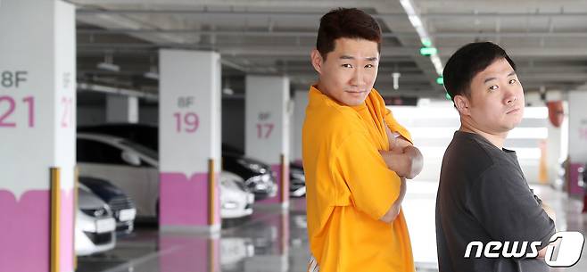 개그맨 신규진, 최우선이 5일 뉴스1과의 인터뷰에 앞서 포즈를 취하고 있다. 2021.7.5/뉴스1 © News1 민경석 기자